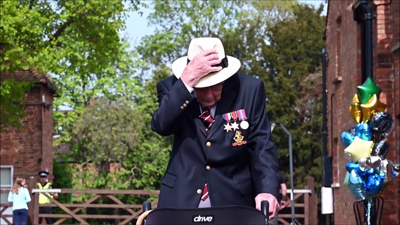 Tributes paid after death of British lockdown hero 'Captain Tom'