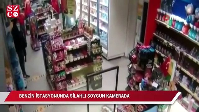 Benzin istasyonundaki silahlı soygun anı güvenlik kamerasında