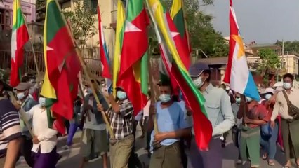 [더뉴스] '쿠데타 사흘째' 미얀마 국민들이 SNS에서 '3'을 가리키는 이유 / YTN