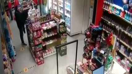 Benzin istasyonunda silahlı soygun kamerada