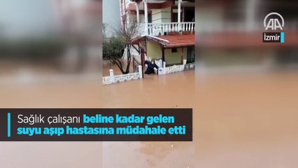 Sağlık çalışanı beline kadar gelen suyu aşıp hastasına müdahale etti