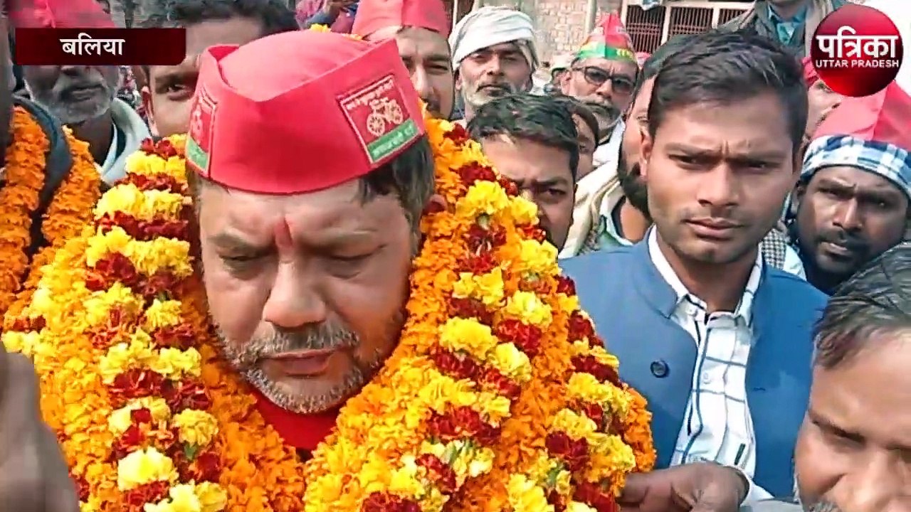 सपा पार्टी की सदस्यता ग्रहण करने भारी संख्या में आये कार्यकर्ता