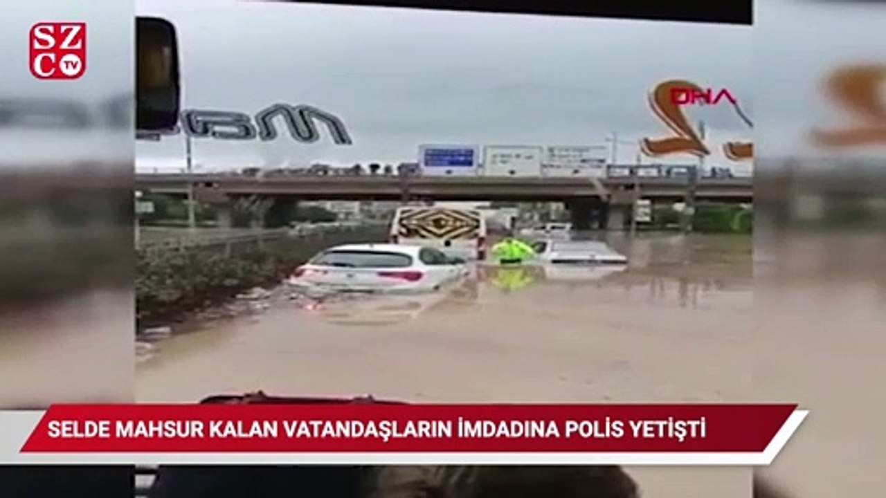 Selde mahsur kalan vatandaşların imdadına beline kadar suya giren polis yetişti
