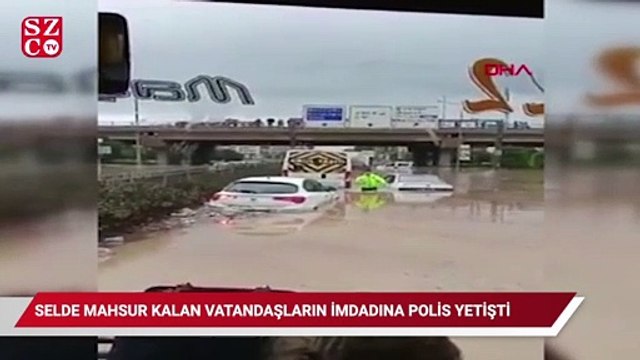 Selde mahsur kalan vatandaşların imdadına beline kadar suya giren polis yetişti