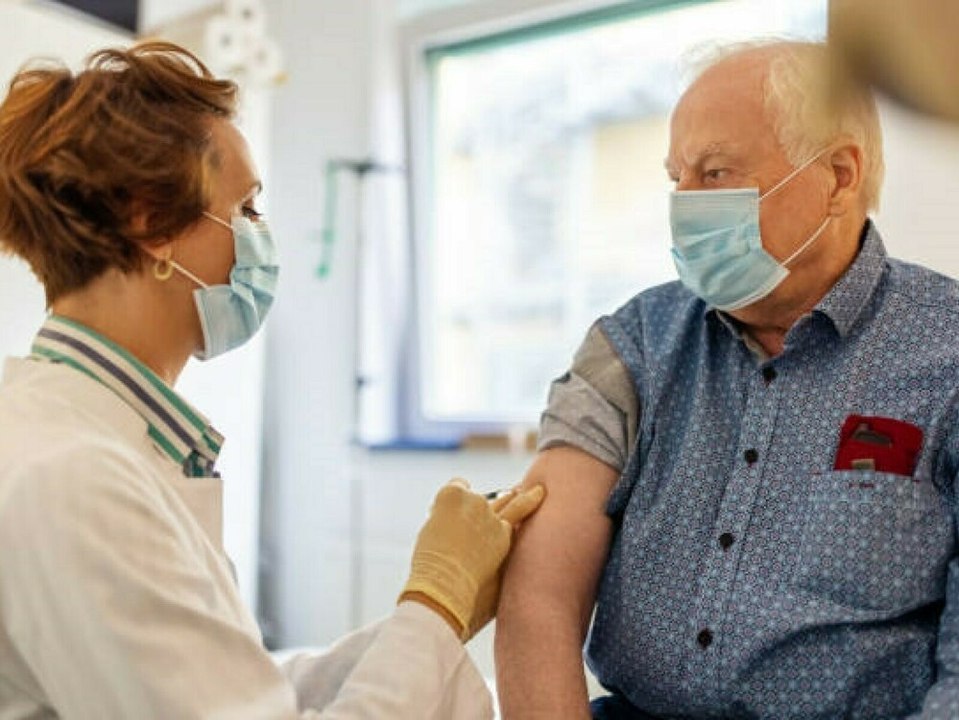 Neue Impfordnung: Diese Gruppen könnten bald früher geimpft werden