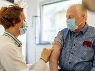 Neue Impfordnung: Diese Gruppen könnten bald früher geimpft werden