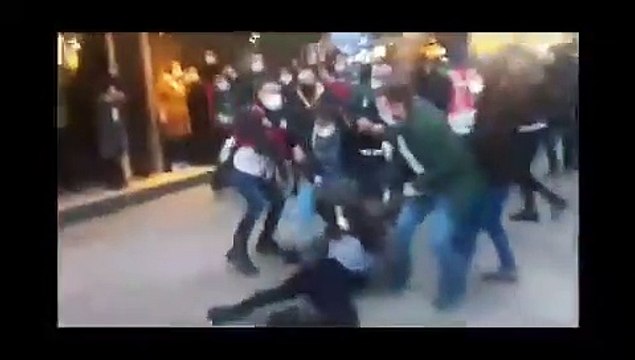 Gözaltına alınırken polis olduğu ortaya çıkan emniyet görevlisinin bir kadına müdahale ettiği anlar...