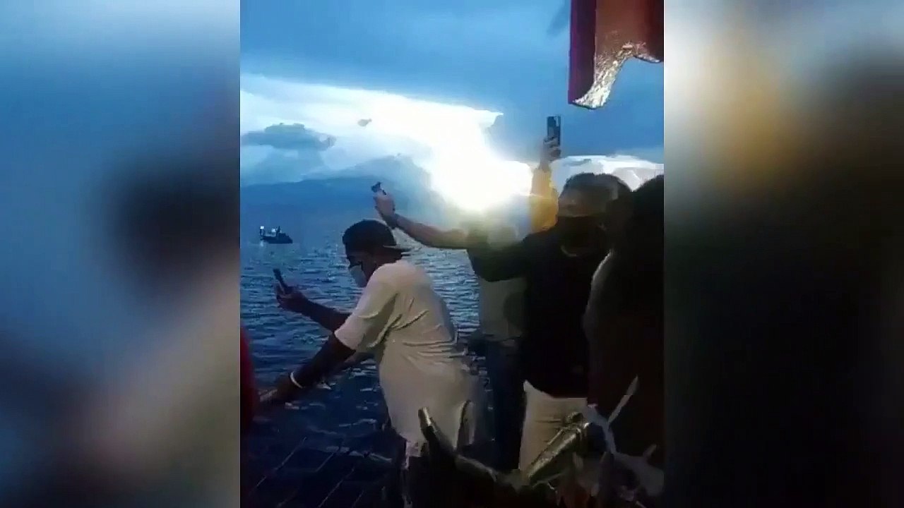 Ülkede onlarca yolculu feribotta koronavirüs paniği! Duyan denize atladı