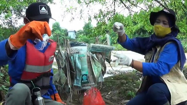 Masker Bekas hingga Kantong Darah Kotori Ciliwung