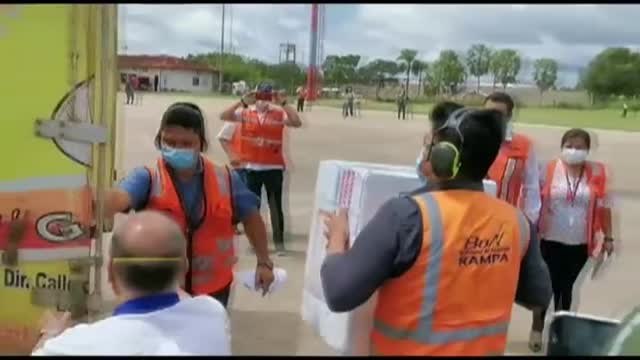 Las vacunas Sputnik viajan en Bolivia en un camión de reparto de pollos
