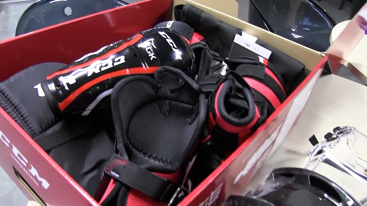 Interviews de L.Tardif, F.Lelong et G.Dutheil suite à la remise d'équipements effectuée à la patinoire de Louviers