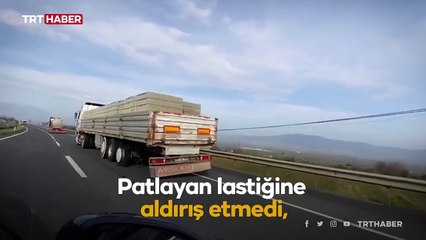 Patlak lastikle yük taşıyan tırın tehlikeli yolculuğu