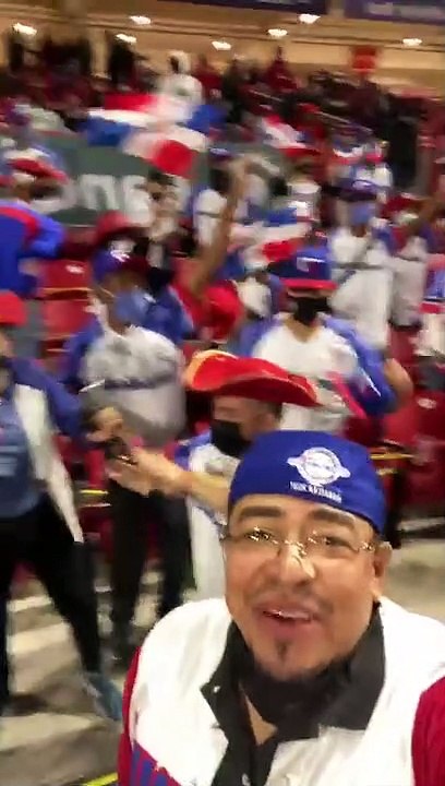 Fanáticos celebran el pase de las Águilas a las semifinales de la Serie del Caribe tras ganar 11-6 a Panamá