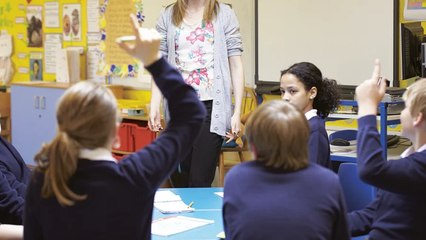 Papás de acuerdo y médicos con dudas sobre regreso de niños al colegio