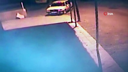 Polisten yalınayak kaçan azılı hırsız adliyeye polisin verdiği terliklerle çıktı