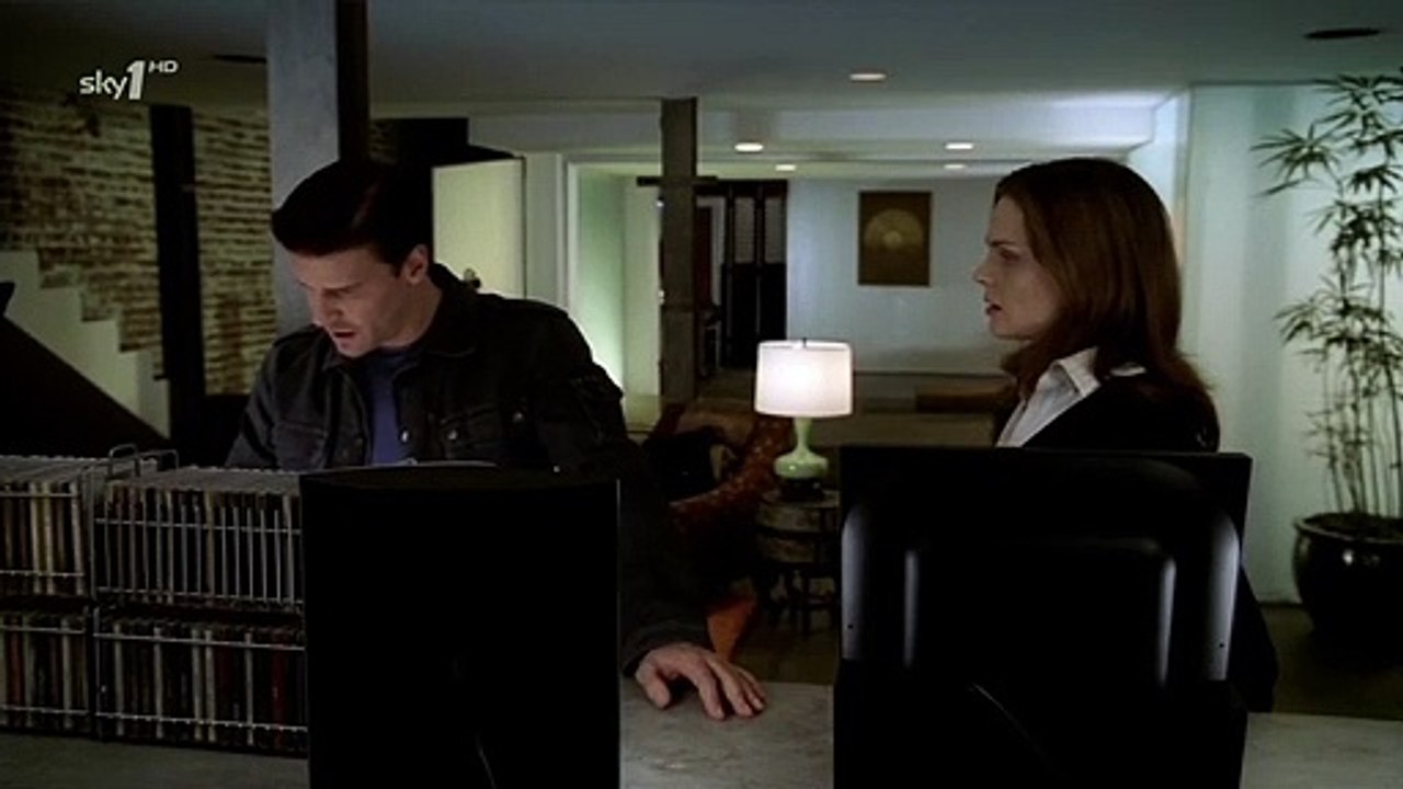 Bones 1x15 - Booth and Brennan sing ‘Hot Blooded’