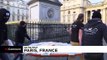 Protesta frente al Parlamento francés contra las prácticas de pesca con varios delfines muertos