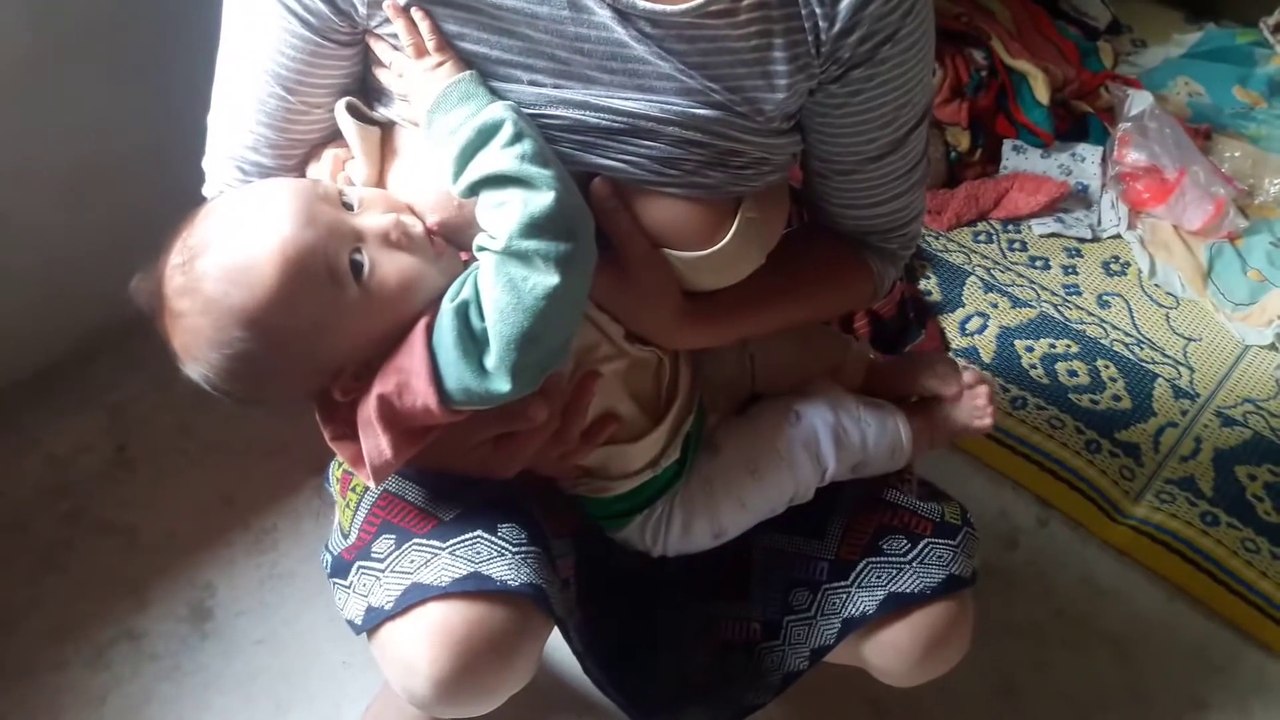 ນົມລູກ,  นมลูก, menyuam pub thawj noj mis, breast milk