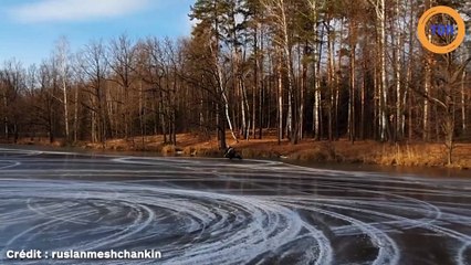 Ce motard réalise des figures de fou sur un lac gelé