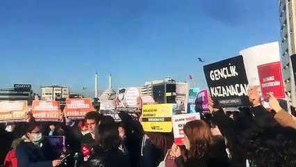 Boğaziçili öğrenciler, arkadaşlarını almak için adliye önünde