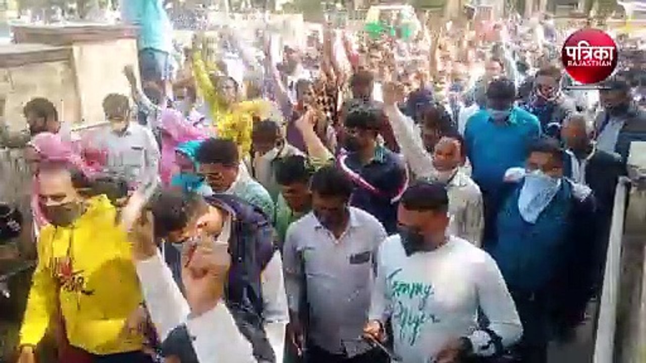 VIDEO : विद्यार्थी मित्रों व पंचायत सहायकों ने किया प्रदर्शन