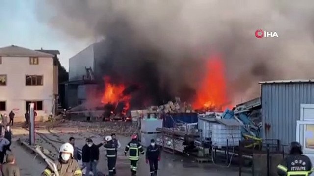 Kocaeli geri dönüşüm fabrikasında yangın. Ekiplerin müdahalesi sürüyor