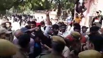 वीडियो में देखें: जेएनवीयू में छात्रों पर पुलिस का लाठी चार्ज