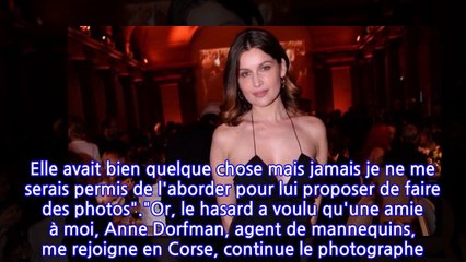 Toujours plus belle, Laetitia Casta prend la pose allongée en maillot de bain 2021
