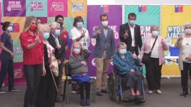 Chile arranca vacunación de adultos en riesgo tras inocular 10.000 trabajadores de la salud