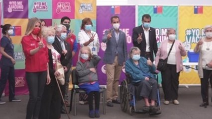 Chile arranca vacunación de adultos en riesgo tras inocular 10.000 trabajadores de la salud