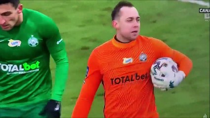 Ce gardien en colère fait rebondir le ballon... Raté