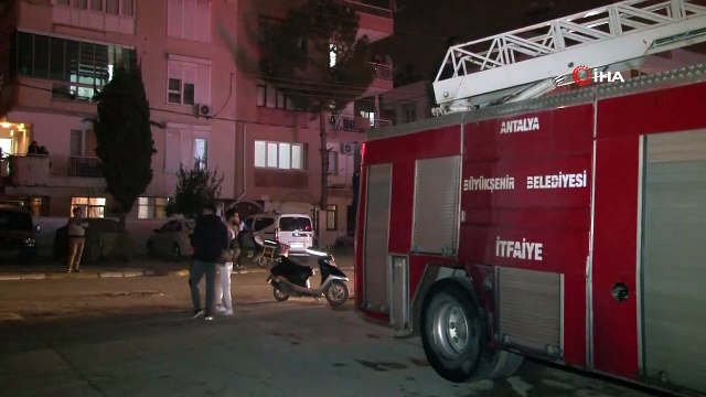 İtfaiye, yangında mahsur kalan 2 kişiyi merdivenle kurtardı