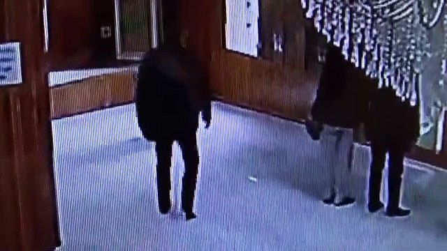 Camide namaz kılar gibi yapıp cep telefonu çaldı... O anlar kamerada