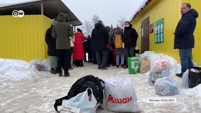 Задержанных на несанкционированных акциях протеста отвезли в спецприемник для иностранных граждан (03.02.2021)