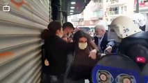 İzmirde polis,  protestocuların gözüne yakın mesafeden biber gazı sıktı
