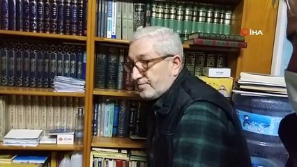 İmamın ayakkabılarını giyip camiden çıkan hırsız kameralara yakalandı