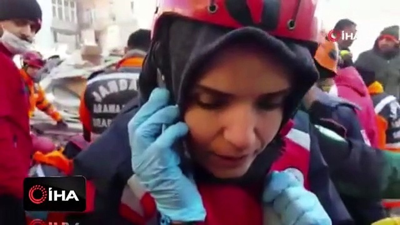 UMKE görevlisi, enkaz altındaki depremzedeye telefonla bağlantı kurup kurtulmasını sağladı