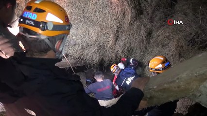 Samanlıkta çukura düşen ineği AFAD ekipleri kurtardı