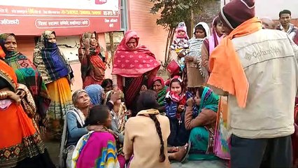 Download Video: ओवरलोड ट्रक ने बाइक सवार को मारी टक्कर, बाइक पर सवार महिला और मासूम की दर्दनाक मौत