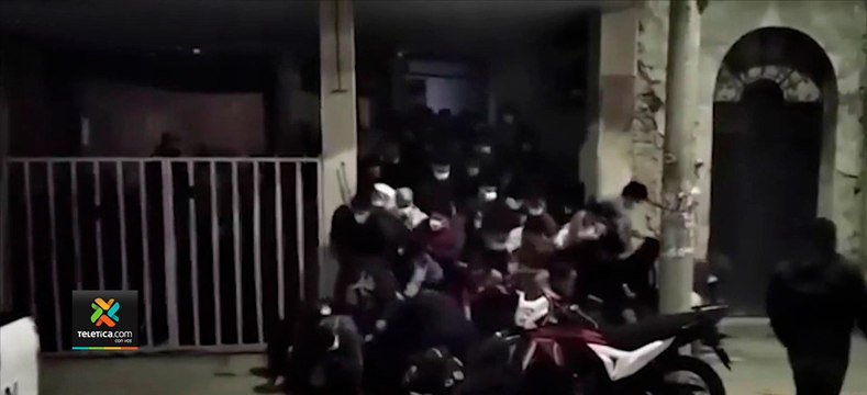 tn7-Imágenes-impactantes-de-una-avalancha-humana-en-Bolivia-030221