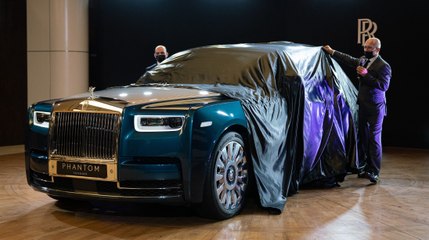 وصول سيارة فانتوم "Iridescent Opulence" رولز-رويس المصممة حسب الطلب إلى أبوظبي