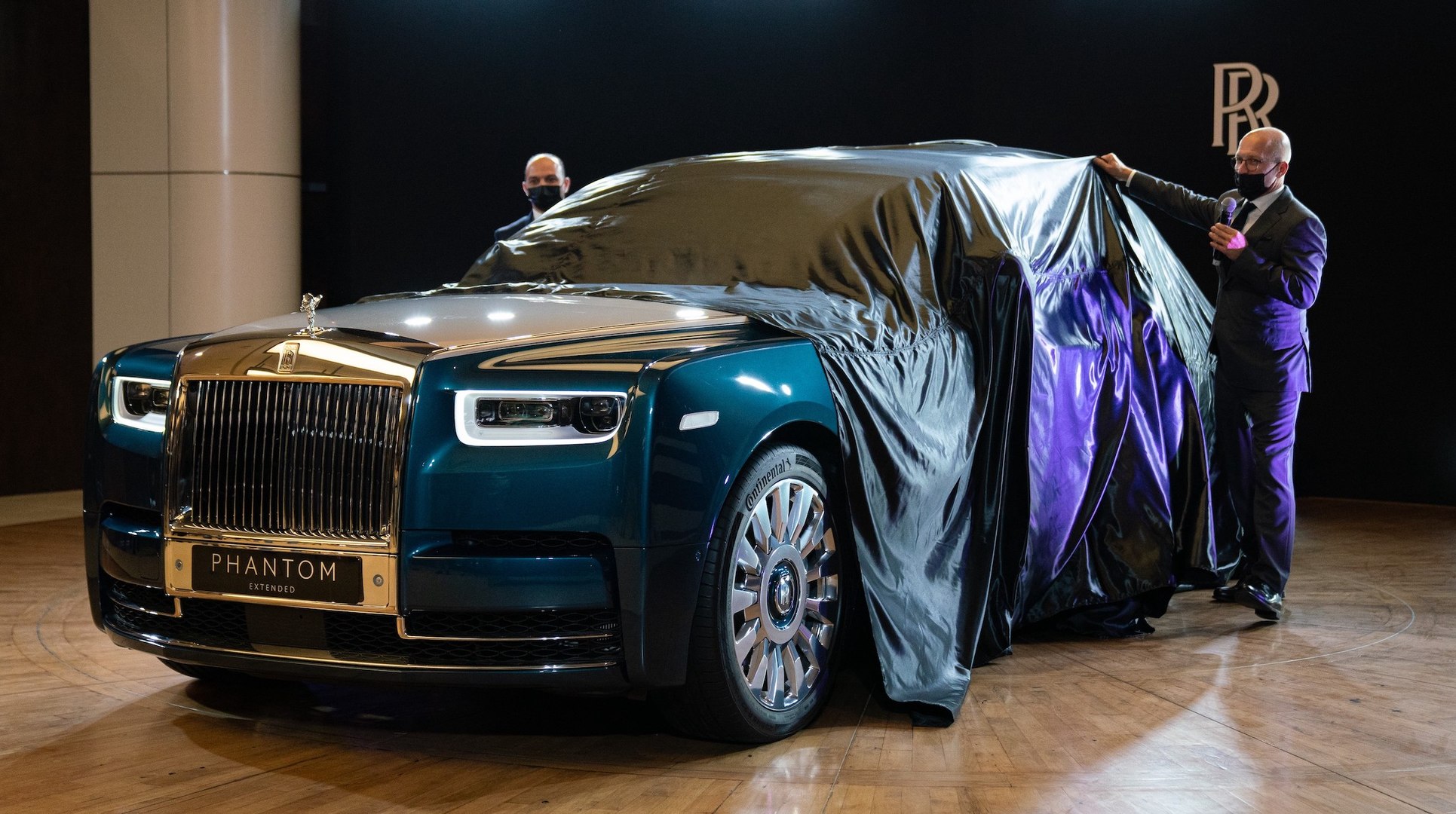 Phantom Iridescent Opulence A Highly Bespoke Rolls Royce Arrives In Abu Dhabi Video Dailymotion