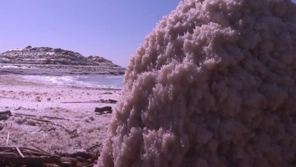 جزر الملح تغزو البحر الميت وتشكل لوحات طبيعية