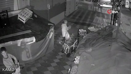 Büyükler çaldı, küçük çocuklar engellemeye çalıştı