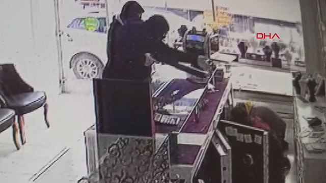 Bursa'da pompalı tüfekli kuyumcu soygunu: O anlar kamerada