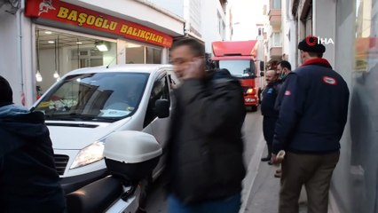 Çalışır halde bıraktığı aracın kapıları kilitlendi, trafik durdu... Vatandaşlar kapıları açmak için seferber oldu