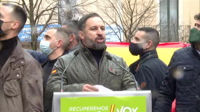Lanzan huevos, fruta y piedras al ultraderechista Abascal durante un acto en Salt (Girona)