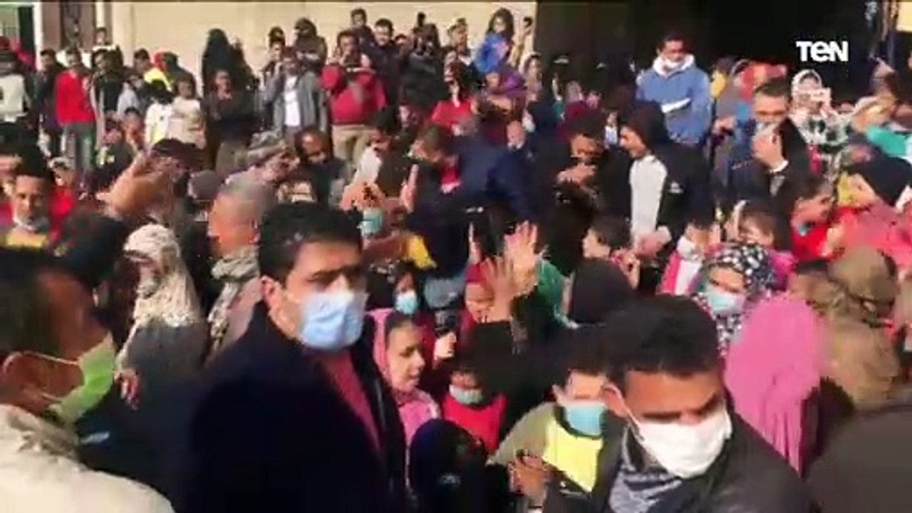 السيسي يتفقد مشروع تطوير عزبة الهجانة.. والأهالي: بالهتافات والزغاريد «بنحبك يا ريس»