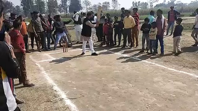 पूर्व जिलाध्यक्ष अनुराग पटेल ने फीता काटकर मैच प्रारम्भ कराया