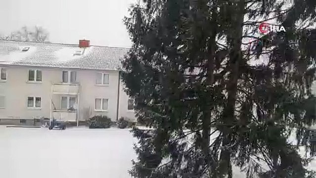 Almanya şiddetli kar yağışıyla mücadele ediyor